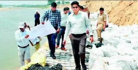 जिलाधिकारी ने कटाव निरोधक कार्य का किया निरीक्षण: लापरवाही पर कड़ी कार्रवाई की दी चेतावनी