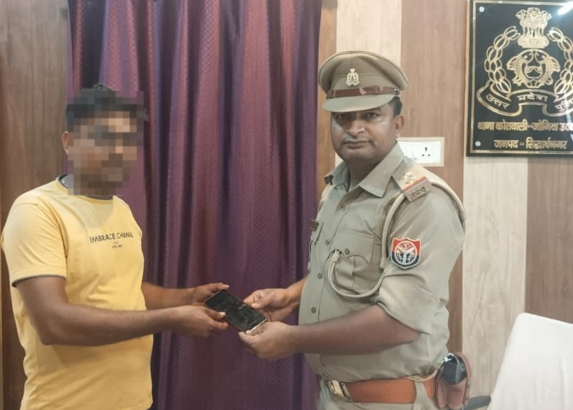 गुमशुदा मोबाइल को थाना जोगिया उदयपुर साइबर सेल पुलिस ने बरामद कर मोबाइल मालिक को किया सुपुर्द