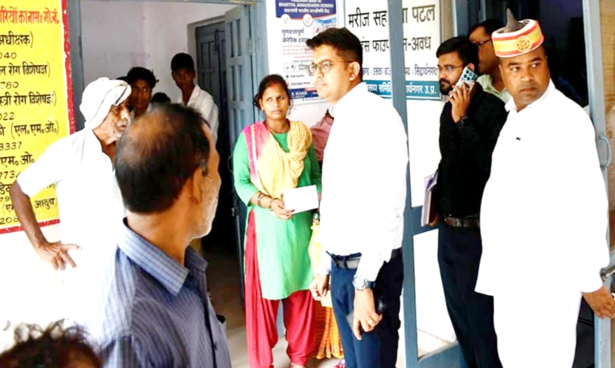 डीएम ने सामुदायिक स्वास्थ्य केंद्र उसका बाजार का किया औचक निरीक्षण